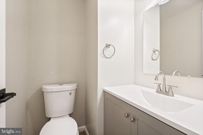 Building Photo - BRIGHT & SPACIOUS RENOVATED TOWNHOME in Be...