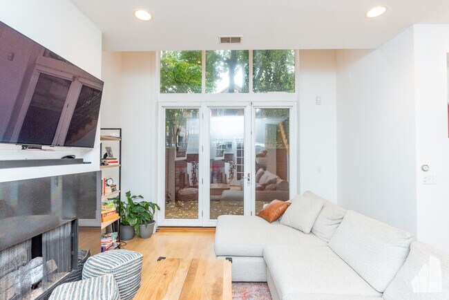Building Photo - 867 N Hermitage Ave