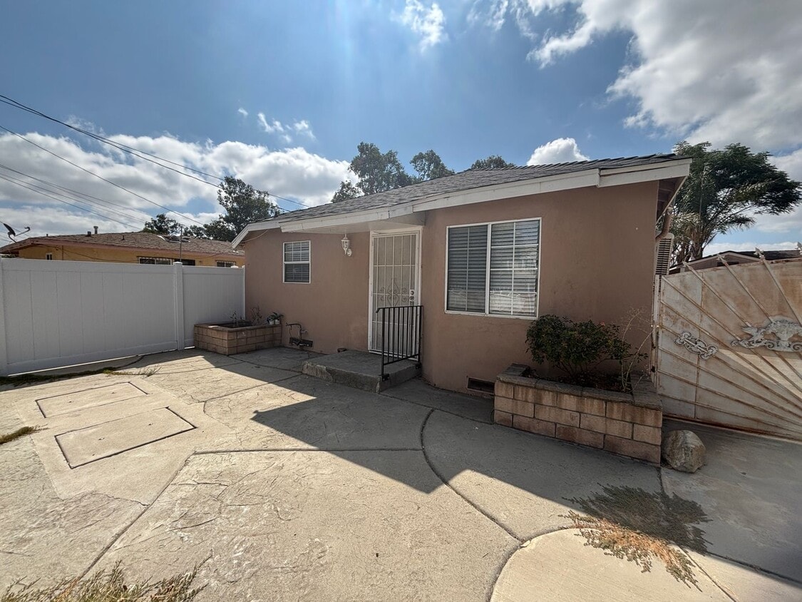 Foto principal - Remodeled 3 bedroom 2 bath Single Story Ho...