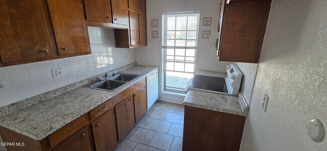 Foto del edificio - 8502 Mettler Dr