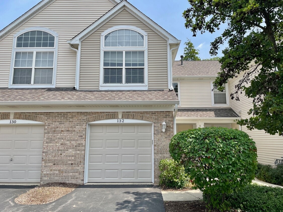 132 Hidden Pond Cir, Aurora, IL 60504 Townhome Rentals in Aurora IL