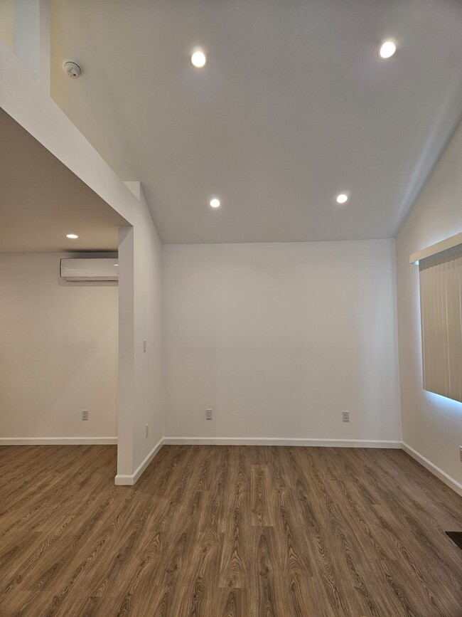 Building Photo - 3172 1/2 Farnsworth Ave