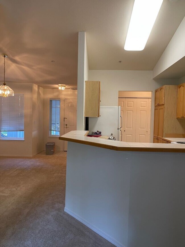 Foto del edificio - Bright, Spacious, Updated Condo with Separ...