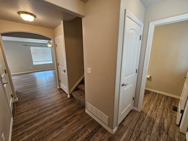 Foto del edificio - Gorgeous 4 Bed 3 bath Home In Lorson Ranch!!