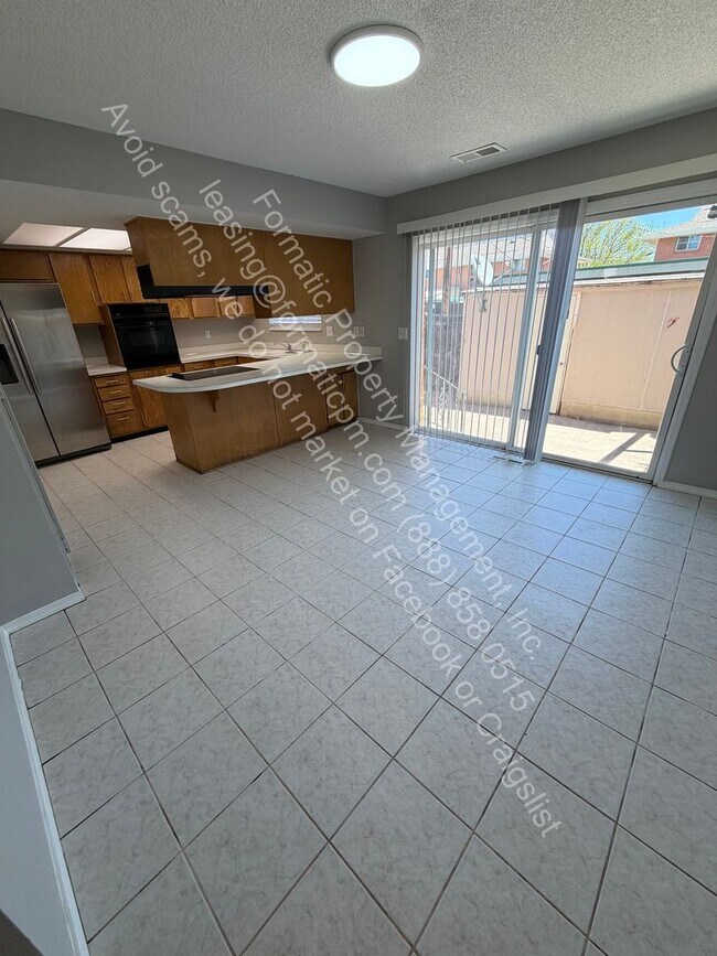 Foto del edificio - Pet Friendly - 3 Bedroom Home with Parking and a Comfortable Layout in Denver