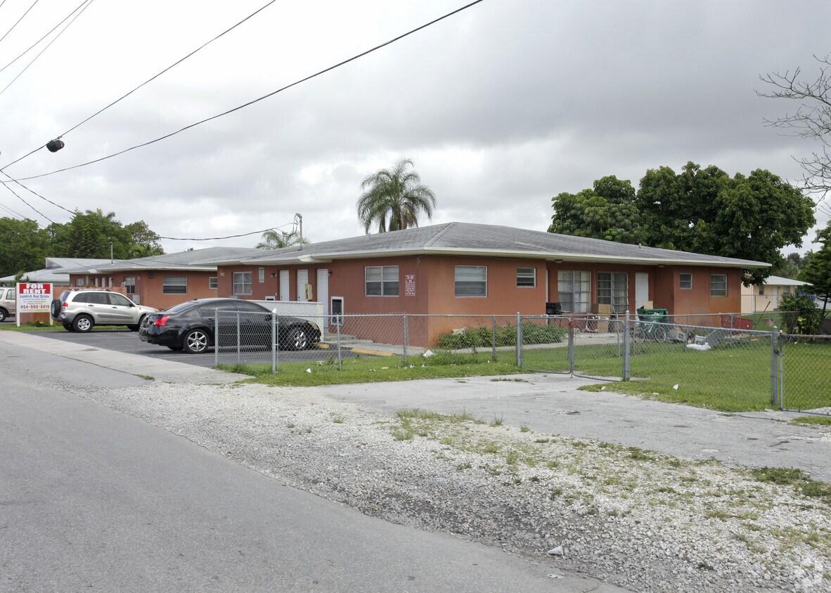 Foto del edificio - 555-565 NE 149th St