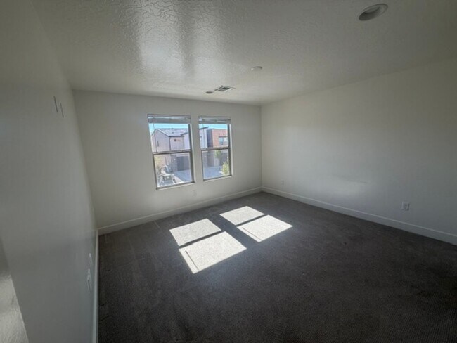 Foto del edificio - Townhome in South Desert