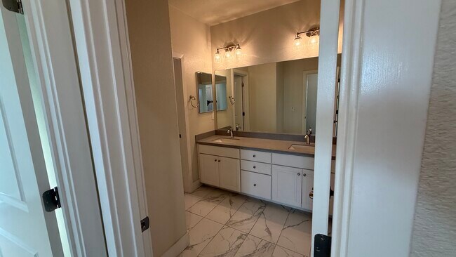 Foto del edificio - 829 Bamboo Dr