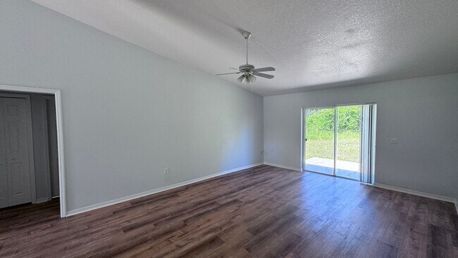 Building Photo - Cute 3/2 House with New Floors and Fresh P...