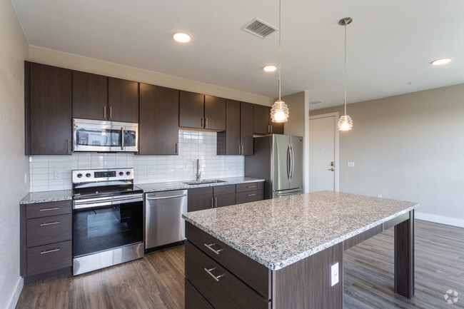 1BR, 1BA - 823 SF - FalconView