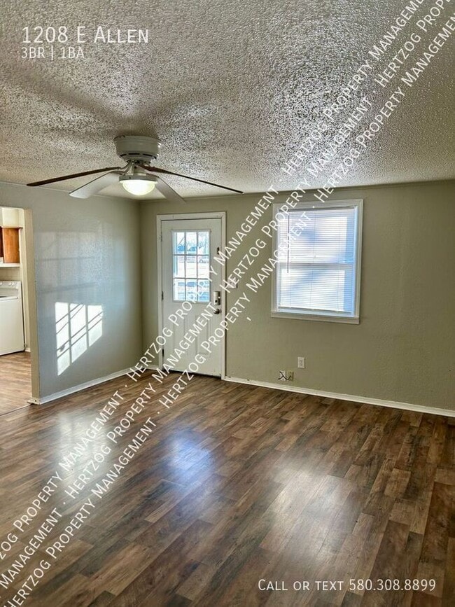 Foto del edificio - 1208 E Allen Ave