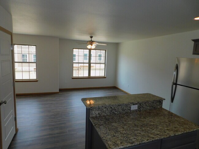 Foto del edificio - 2-Bedroom Townhouse Retreat with 2.5 Baths in Fayetteville’s Rolling Woods. To schedule your own ...