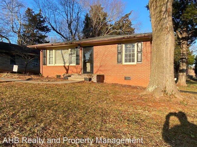 Building Photo - 3 br, 1 bath House - 916 Trail Eight