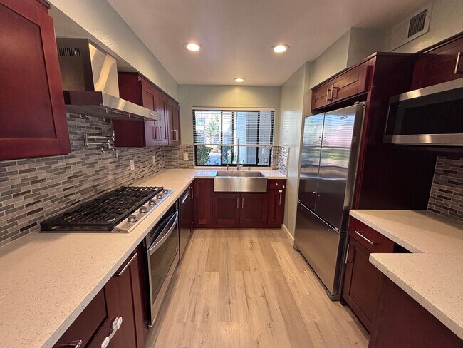 Foto del edificio - ALMADEN VALLEY-Beautifully upgraded 3-bedroom, 2.5-bath end-unit townhome