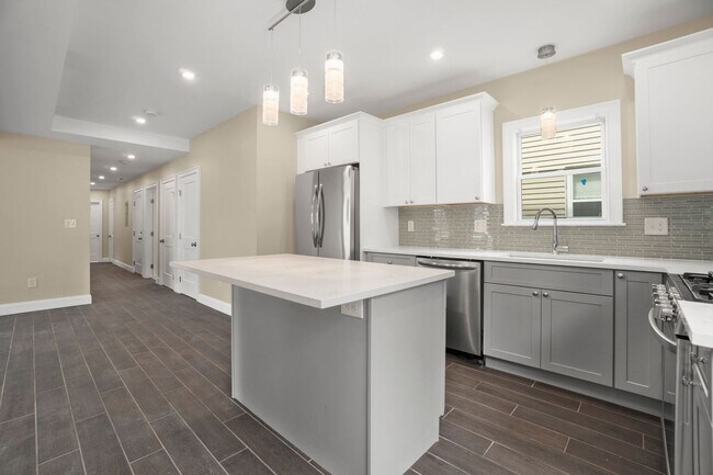 Building Photo - HOT BRIGHTON LISTING!!!!