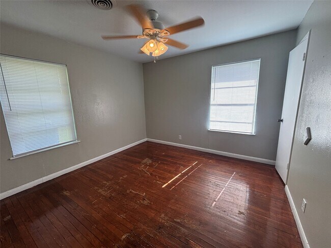 Building Photo - 129 Lee Dr