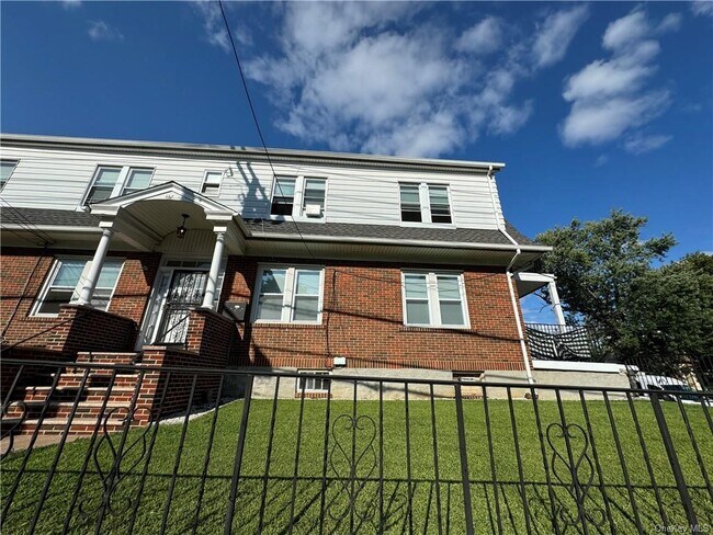 Foto del edificio - 667 Yonkers Ave