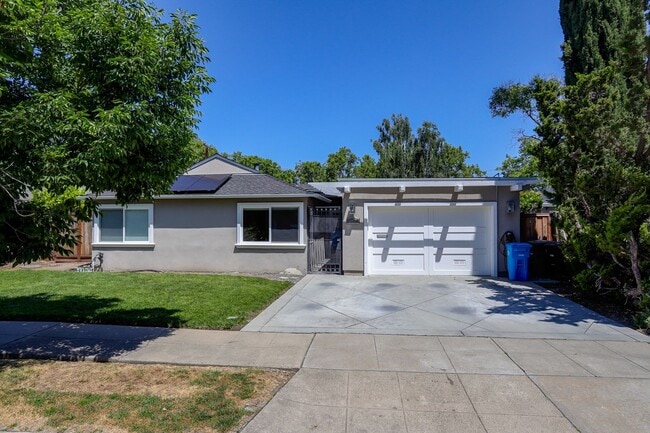 Building Photo - 4 Bed / 2 Bath Updated Redwood City Home w...