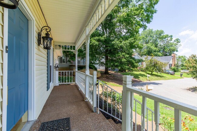 Building Photo - Charming Cul-de-Sac Home with Porch Swing & Wooded Views – 15 Mins from Nashville!