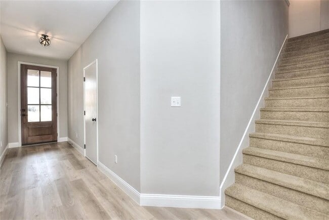 Building Photo - 204 Russet Trl