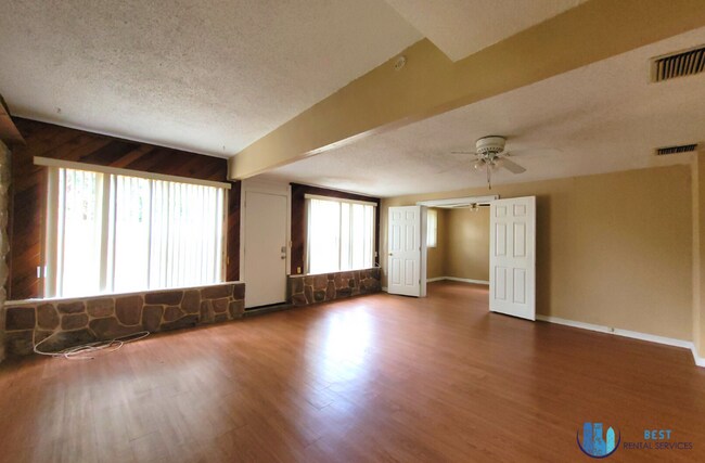 Foto del edificio - LARGE 3 Bedroom, 2 Bath Home with 1 Car Ga...