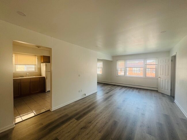 Building Photo - 121 Mallory Ave