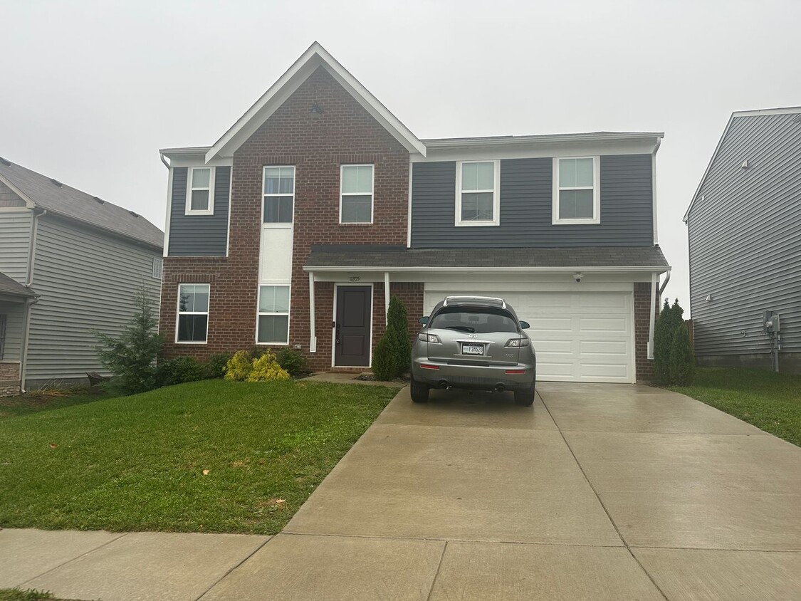 Foto principal - Available NOW - 5 bedroom, 3 full bathroom house - $3,300/month