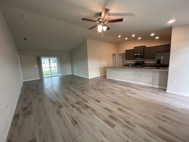 Foto del edificio - Coming Soon! 4 Bed 2 Bath 3 Car Garage in Gator Circle