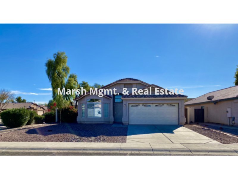 Foto principal - Great 3 bedroom home with lots of living s...