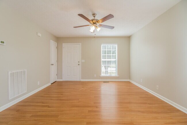 Foto del edificio - 7835 Rainey Dr