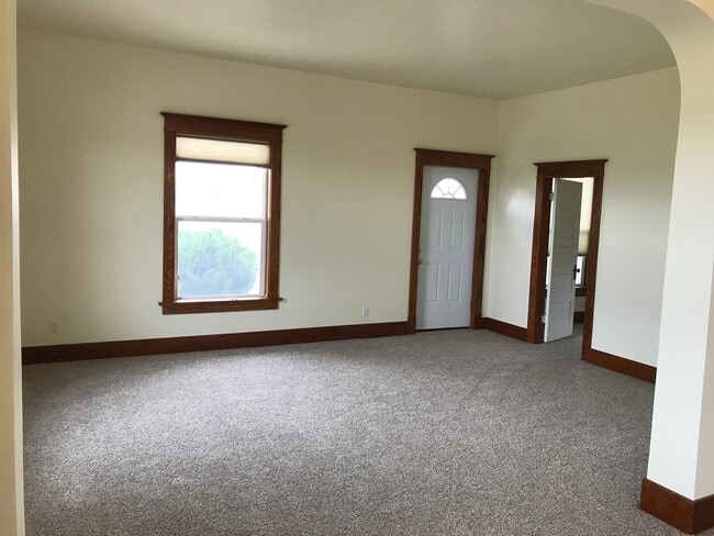 Building Photo - One of a kind ranch home with lake mountain views!