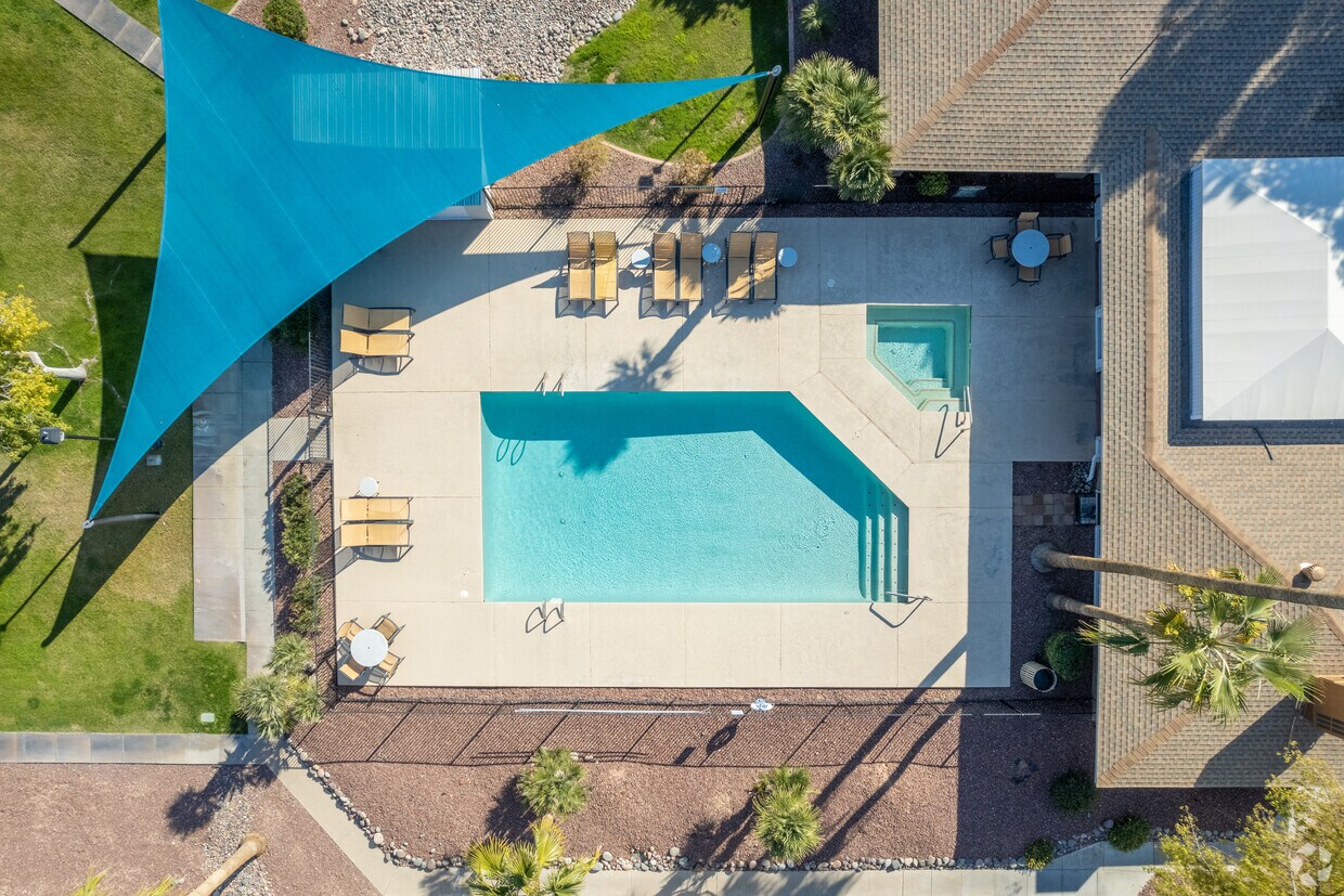 Main Piscina climatizada - Ponderosa Ranch Apartments