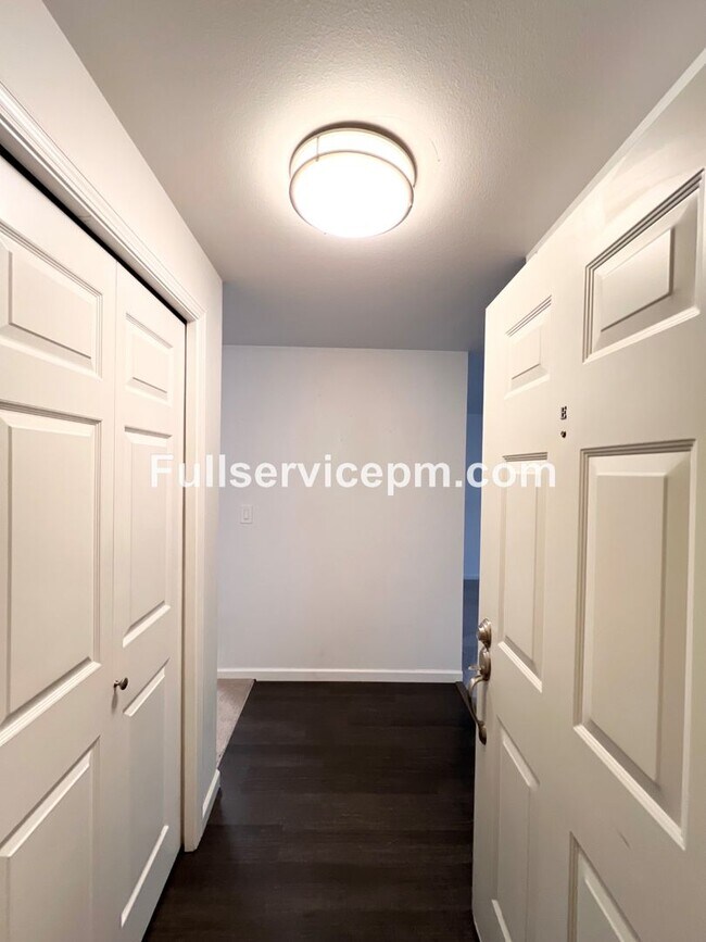 Foto del edificio - Stylish and Updated Newport Crest Condo