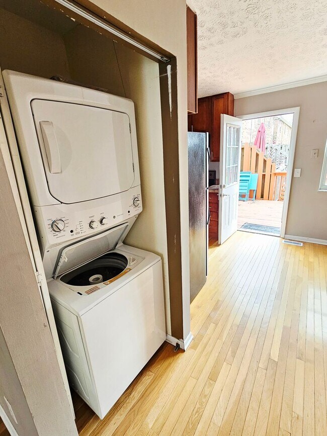 Foto del edificio - COMING SOON! 2BR Townhome in Clintonville near OSU – W/D, Parking, Pet Friendly