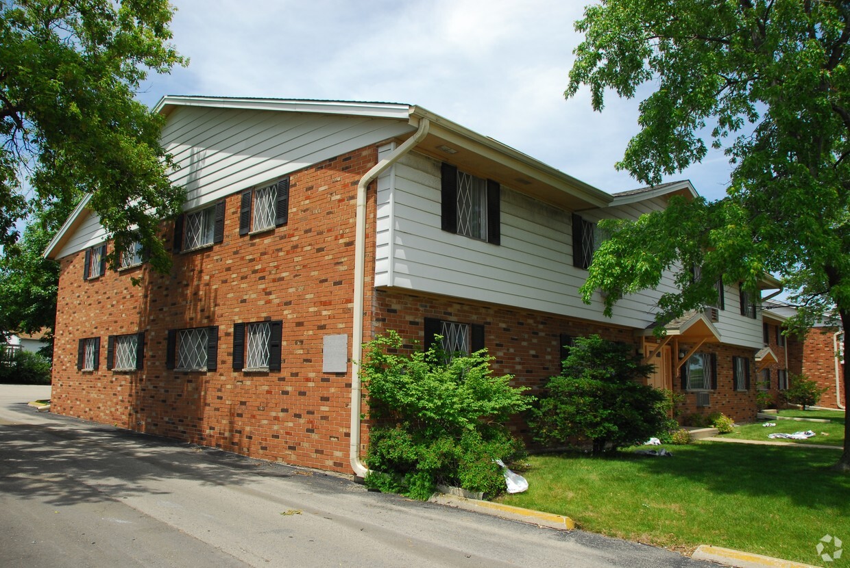 4340 W Loomis Rd, Greenfield, WI 53220 Apartments - Greenfield, WI ...