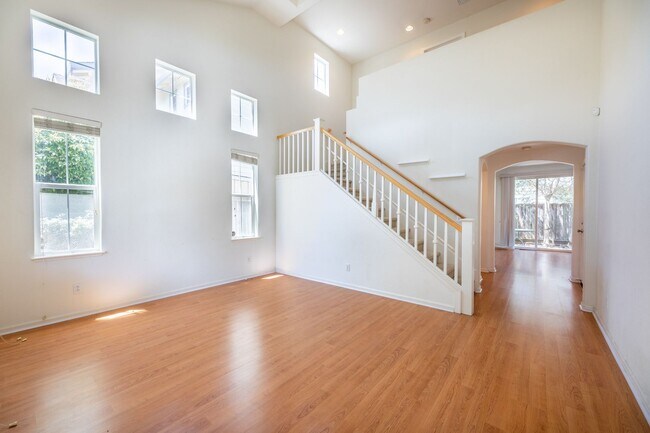Foto del edificio - Large Single Family Home in Desirable Univ...