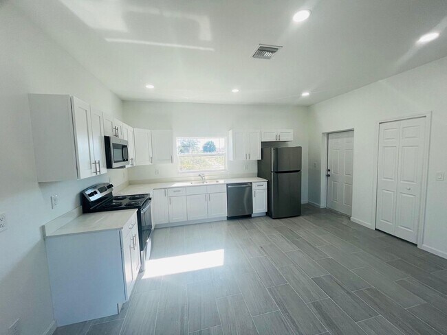 Foto del edificio - NEW CONSTRUCTION-  Modern 3 Bed / 2 Bath Home in Lehigh Acres