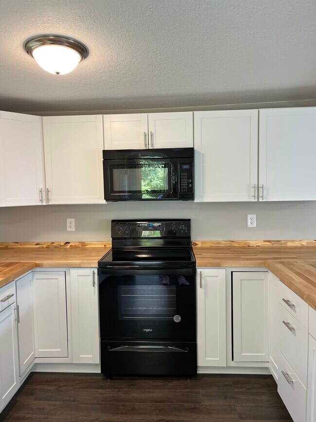 Building Photo - 3114 Mayfield Dr