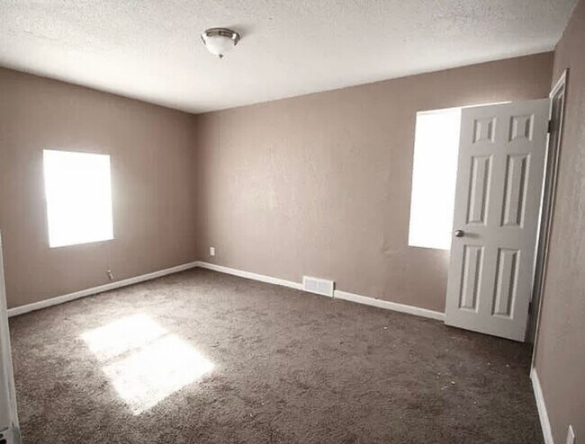 Building Photo - 3 Bedroom/2 Bath Duplex For Rent! *** 1/2 ...