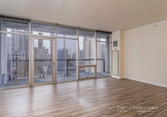 Building Photo - 744 N Clark St