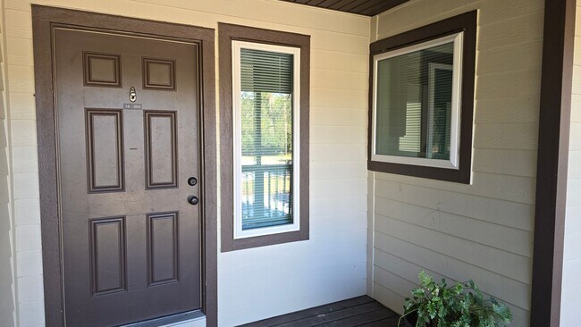 Foto del edificio - 3 bedroom 2 bath 2nd floor condo