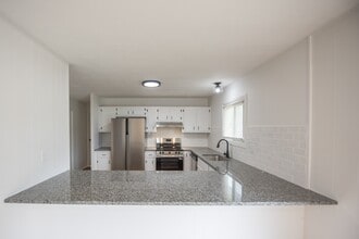Building Photo - 512 Sprague Rd