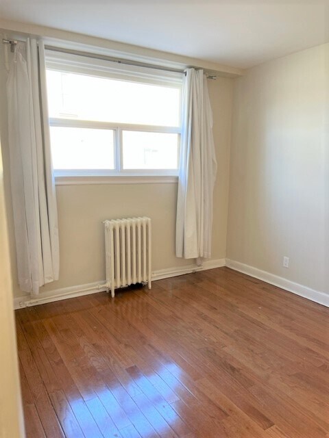 Photo du bâtiment - Luxury unit just renovated to current condo standards, large bright unit in a very quiet resident...