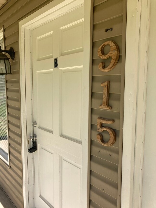 Building Photo - 915 W 56th St