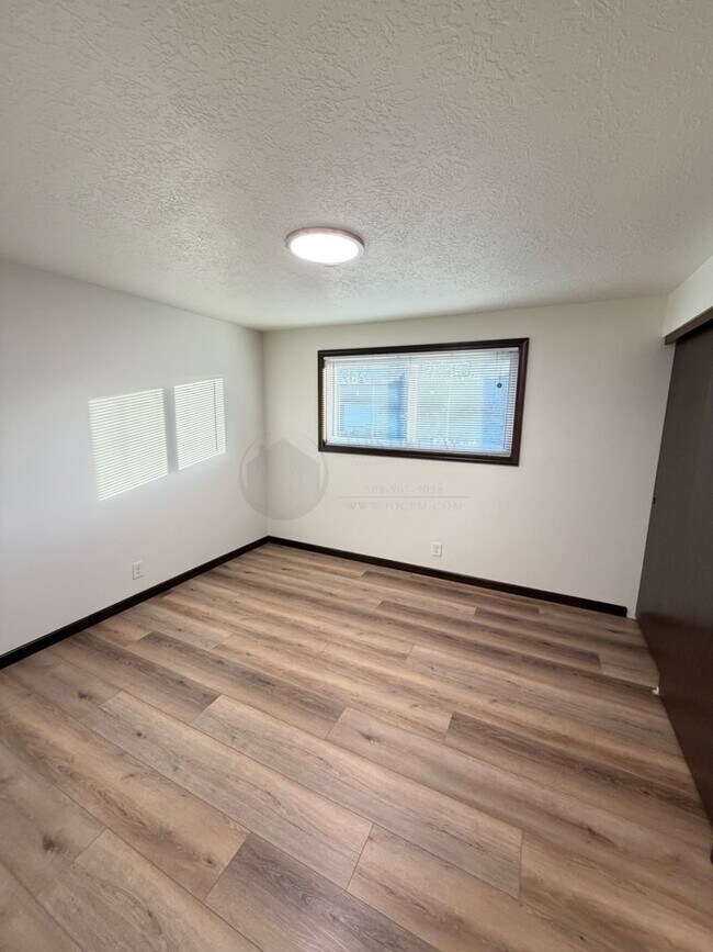 Foto del edificio - FRESHLY UPDATED! 3BD Salem Home with New Flooring, Central AC, 2-Car Garage & Landscaping Included!