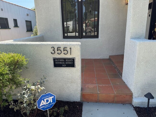 Foto del edificio - Classic Spanish Revival in California Heig...