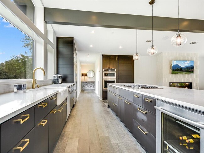 Foto del edificio - 2700 Rollingwood Dr