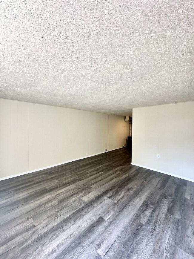 Building Photo - Large 1 Bedroom with Bonus Room/Office in ...