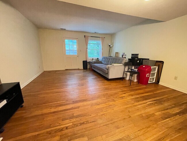 Foto del edificio - Incredible location! Fidelity Court offers comfort and convenience in the heart of Carrboro...