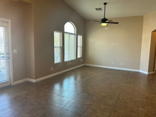 Building Photo - Beautiful 2 bedroom townhome with attached garage